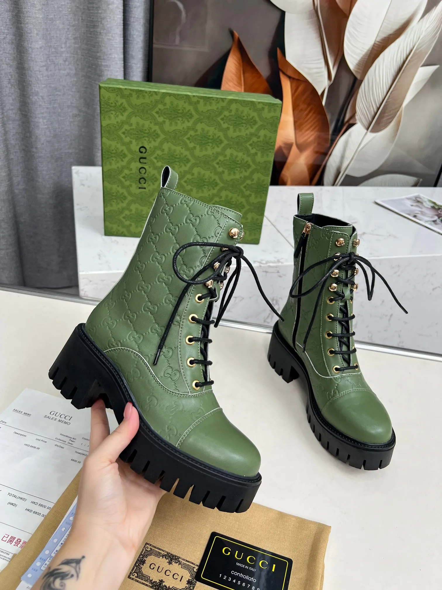 👟👟Ex-factory price 600👟👟 2025Gucci Gucci lace-up ankle boots. These lace-up ankle boots are made of Peugeot GG lace-up ankle boots. These lace-up ankle boots are carefully made of iconic GG cow leather, highlighting the brand's timeless and elegant aesthetic style. Featuring a bold silhouette, these ankle boots feature a rubber lug sole that provides secure support while giving the entire silhouette a modern, sophisticated feel. Lining: cowhide Heel height: 6 cm Size: 35-42#